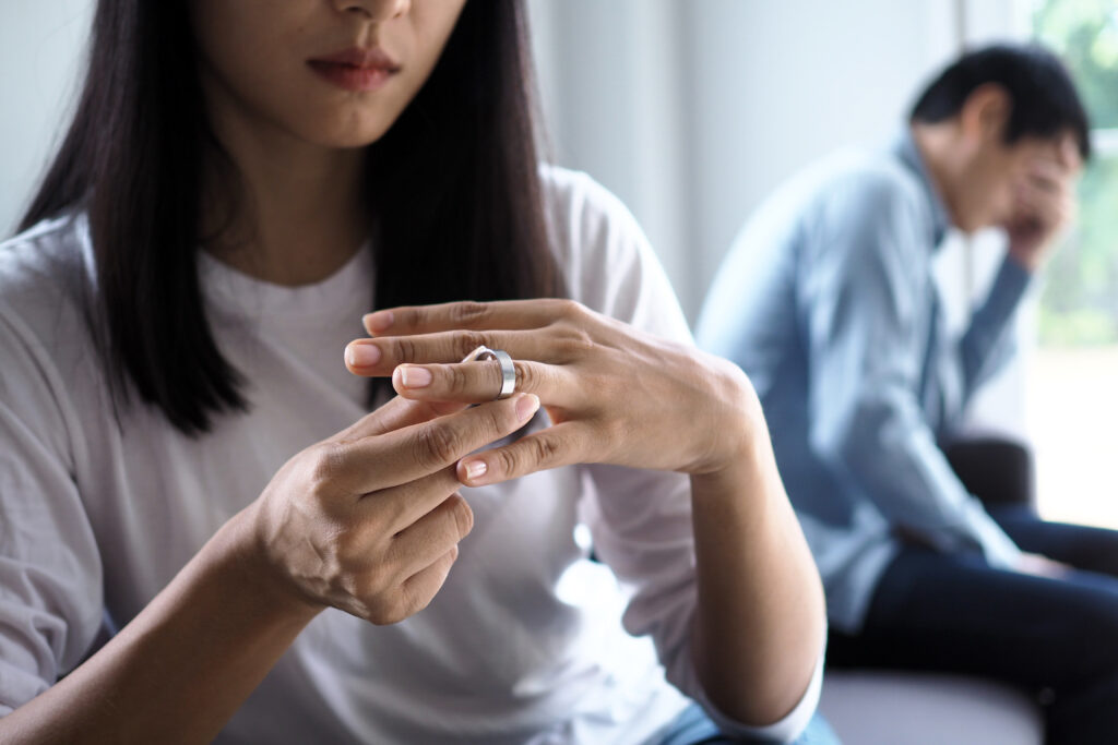 Couples have a relationship problem after quarreling, offended. The wife took the wedding ring and decided to quit and divorce.